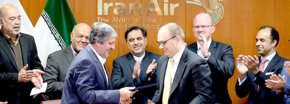 The signing ceremony was held in Tehran on Sunday in the presence of Iranian officials and those from Boeing. 