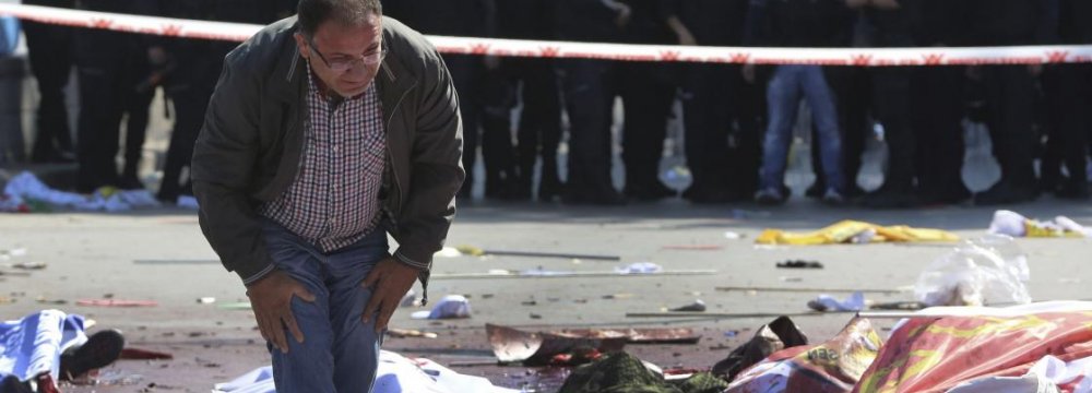 Turkey Car Bombing Kills 2 Police, Wounds 35