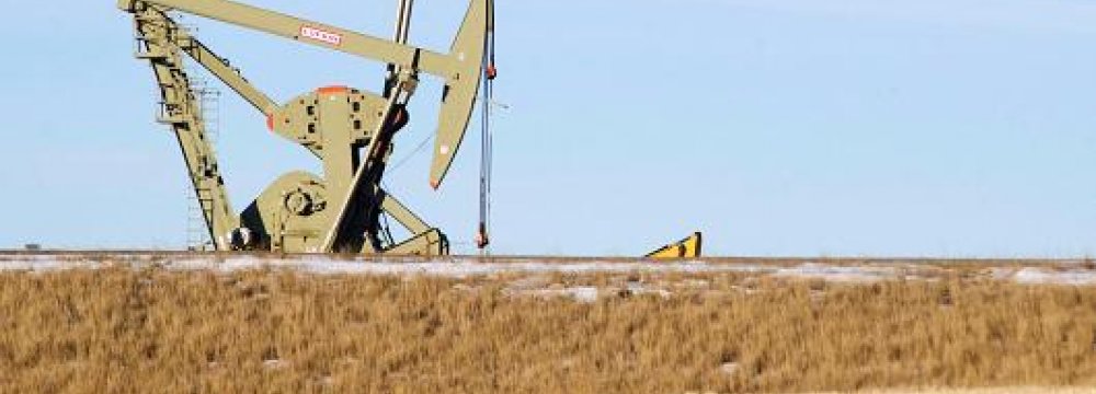 Oil Falls on Skepticism  Over Output Freeze Deal