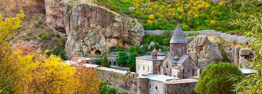 Armenia Laments Lack of Iranian Travelers