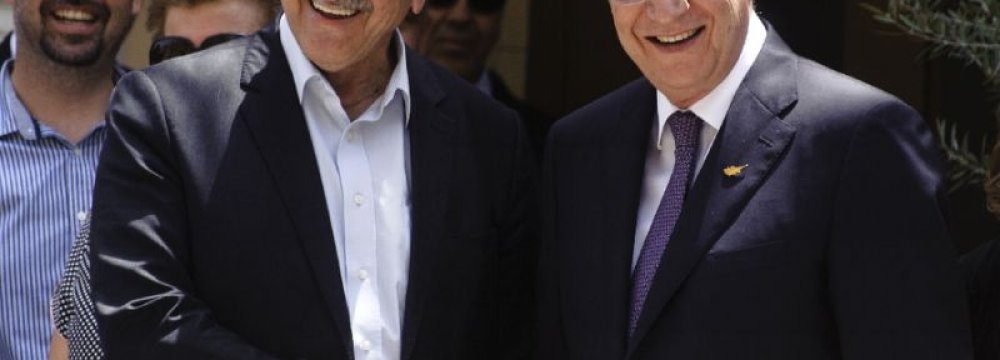 Greek Cypriot President Nicos Anastasiades (R)  and Turkish Cypriot leader Mustafa Akinci meet  on June 2, 2016. (File Photo)