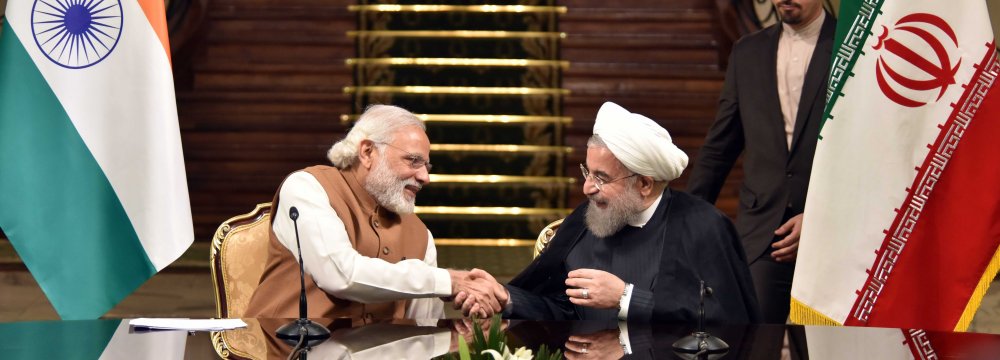 Indian Prime Minister Narendra Modi (L) shakes hands with Iranian President Hassan Rouhan during a joint press conference after their meeting at the Sa’dabad Palace in Tehran on May 23, 2016. (File Photo)