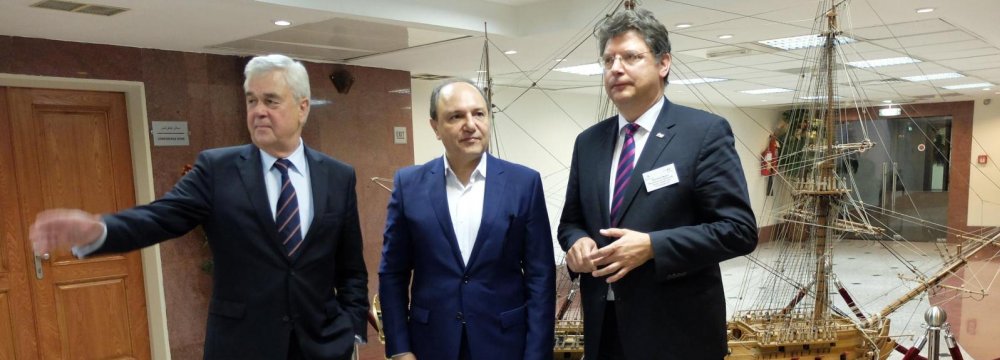 Hamburg’s Minister of Economy Frank Horch (L), IRISL Chief Mohammad Saeidi (C) and Schleswig-Holstein’s Minister of Economic Affairs Reinhard Meyer met in Tehran earlier this month. (File Photo)