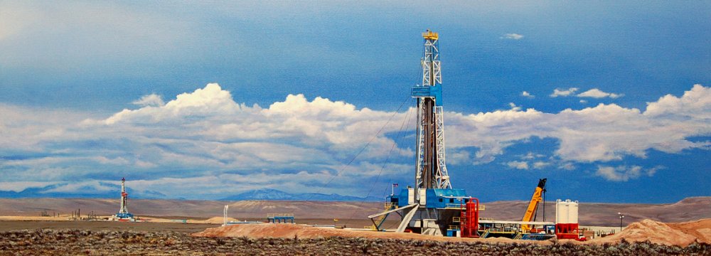 Poles to Study Sumar Oilfield