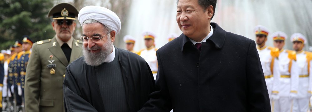 Iranian President Hassan Rouhani (L) shakes hands with his Chinese counterpart Xi Jinping in Tehran on January 21, 2016. (File Photo) 