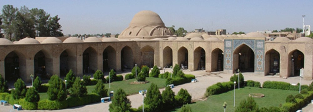 Ganjali Khan Square is strikingly similar in design to Isfahan’s renowned Naqsh-e-Jahan Square.