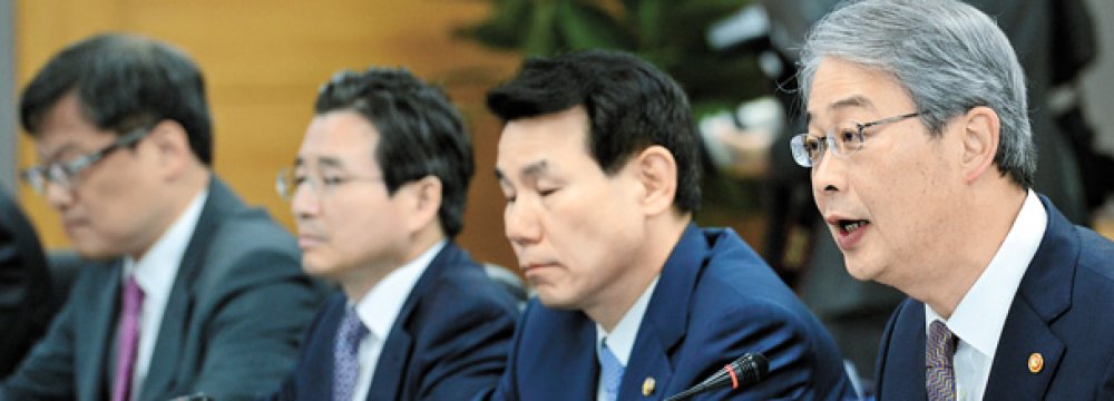 Yim Jong-yong (R) speaks during an emergency meeting on Monday.
