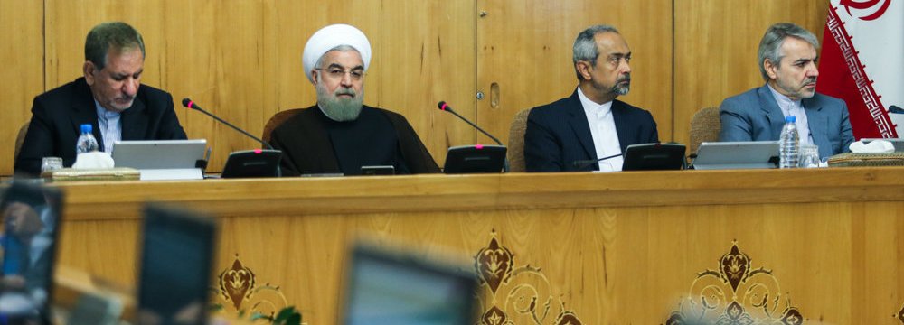 (From L-R): First Vice President Es’haq Jahangiri, President Hassan Rouhani, chief of staff, Mohammad Nahavandian and Government Spokesman Mohammad Baqer Nobakht attend a Cabinet meeting in late October. (File Photo)