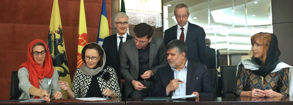 Nathalie Lafontaine, deputy director of the Cabinet of Minister Jean-Claude Marcourt of Walloon government (2nd L), and TPOI president and deputy minister of industries, Mojtaba Khosrotaj (2nd R), signed the MoU in Teghran.