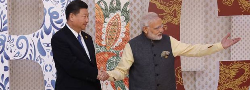 Narendra Modi (R) welcomes Xi Jinping