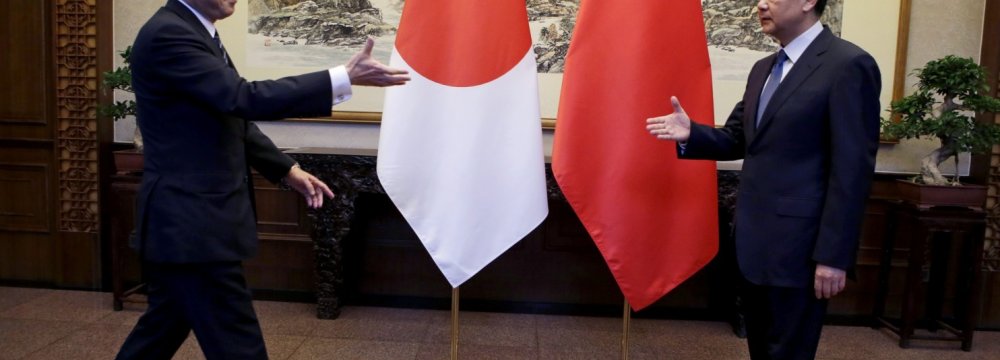 China, Japan FMs Meet to Smooth Tense Ties