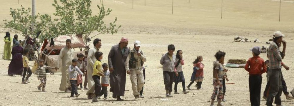 Hundreds Flee IS Bastion in Syria