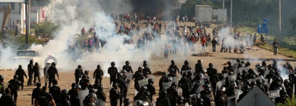 6 Killed in Mexico’s Teachers-Police Clashes