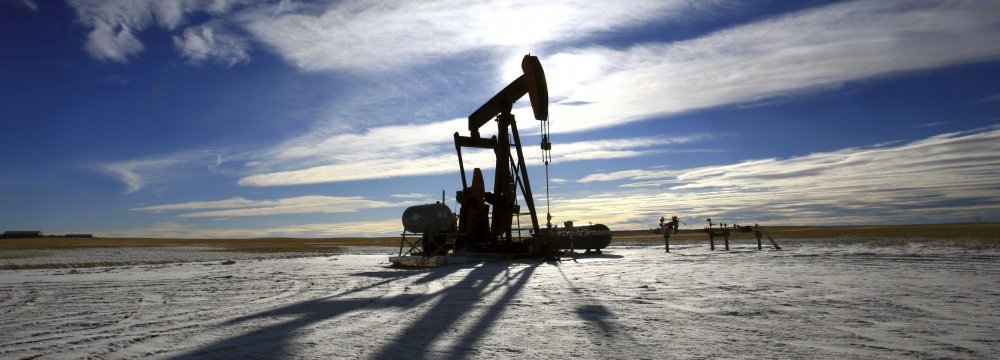 IEA Sees Record Mideast Oil Supply, Slump in US Output