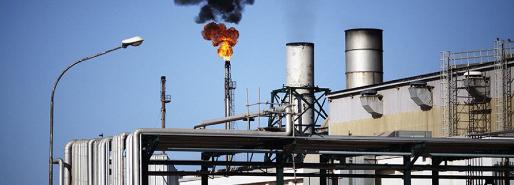 Kuwait Urges Exporters to Cap Crude Production