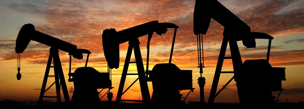 Oil Falls on Surprise Build in US Crude Stocks