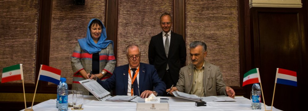 Dutch Deal for Building Greenhouses in Iran