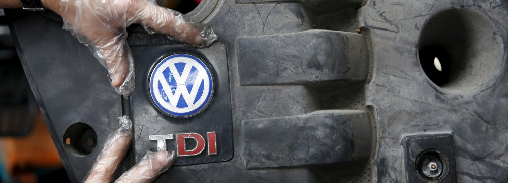 German FinMin Criticizes VW Management Over Bonuses