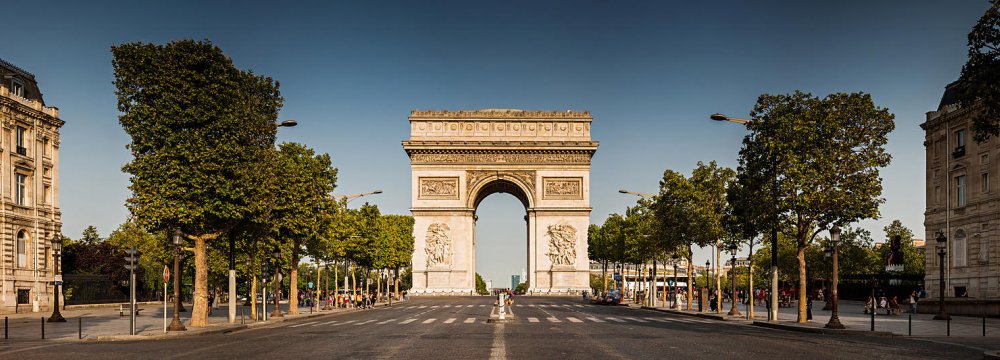 Wealthy Tourists Snub France