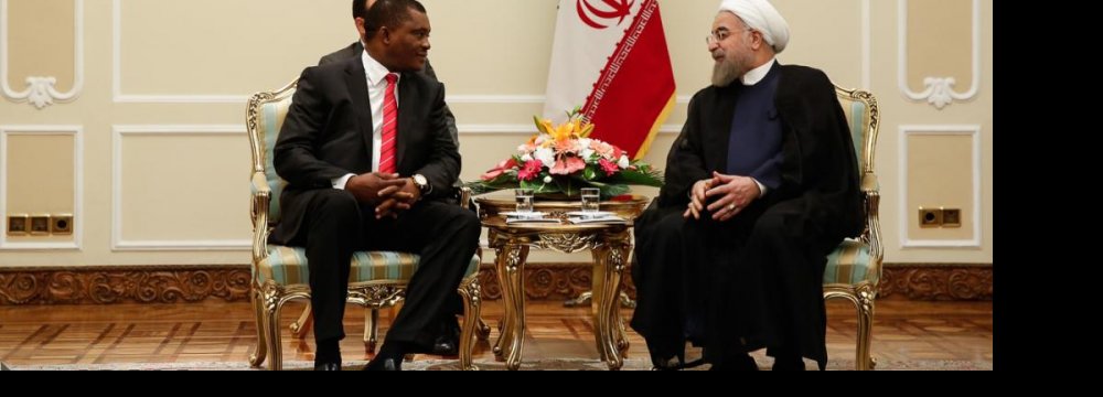  Kenyan National Assembly Speaker Justin Muturi (L) meets President Hassan Rouhani in Tehran on Sept. 25.