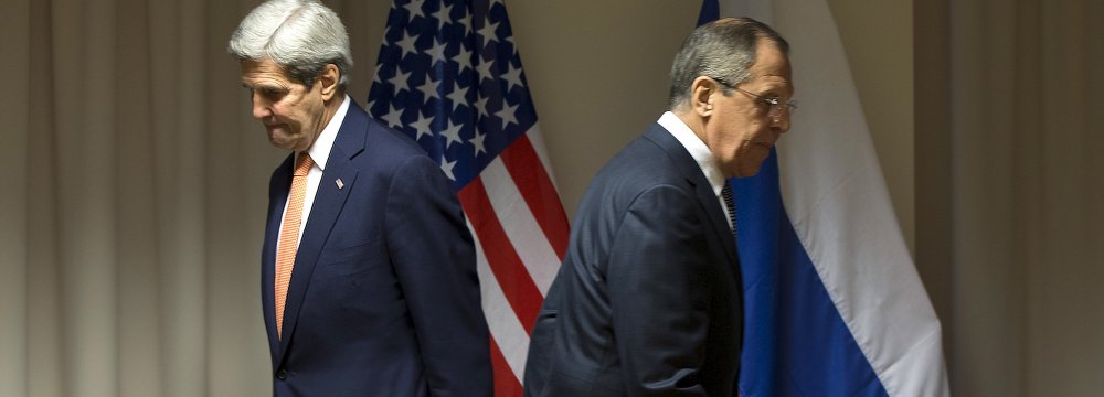 US Secretary of State John Kerry (L) and Russian Foreign Minister Sergey Lavrov walk to their seats for a meeting about Syria in Zurich, Switzerland, on Jan. 20, 2016. (File Photo)