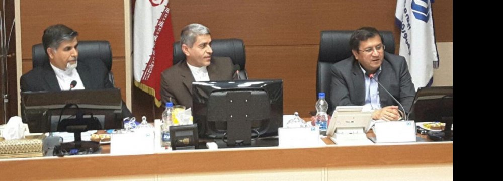 Abdolnasser Hemmati (R) CII head, and Ali Tayyebnia minister of economy at the annual insurance assembly. 