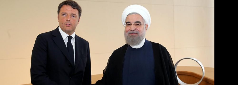 Hasan Rouhani (R) and Italian Prime Minister Matteo Renzi