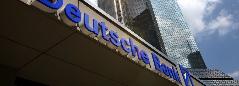 Deutsche Bank Slumps to Record Low
