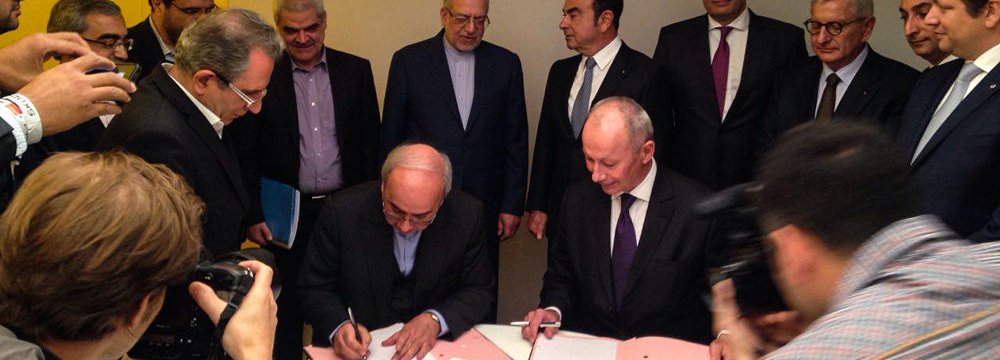 Renault Signs Deal  for Iran Venture 