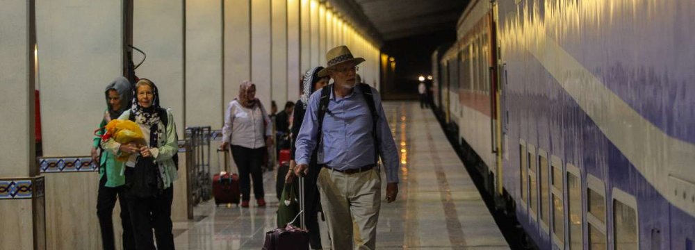 Luxury Train en Route to Iran for &#039;Heart of Persia&#039; Tour