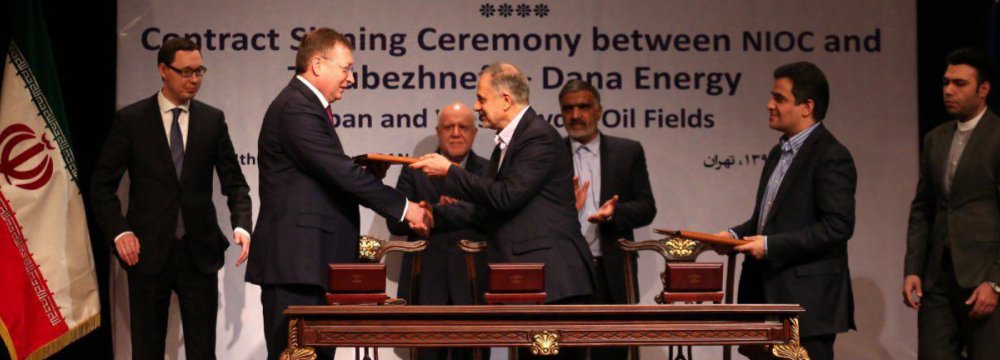 Representatives of National Iranian Oil Company, Zarubezhneft and Dana Energy Company signed the landmark oil deal in Tehran on March 14.