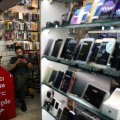 Mobile phone shops in central Tehran (File Photo)