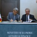 Ali Tayyebnia (L) and Jean Asselborn signed an agreement for promoting mutual support for investment at the Economy Ministry Headquarters in Tehran. 